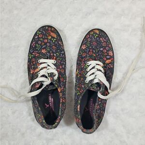 American Eagle size 6 sneaker with floral wildflowers and bird print 🐦 🌼